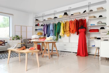 Renkli elbiseli, masalı ve mankenli butiğin içi.