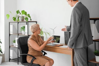 Ofiste çalışan rüzgar türbini modelli mühendisler