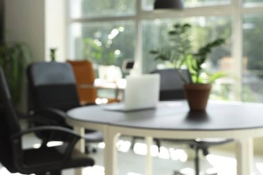 Bilgisayarlı ve ofisteki masanın bulanık görüntüsü
