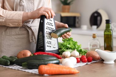 Mutfaktaki masada ızgara yapan kadın, yakın plan.