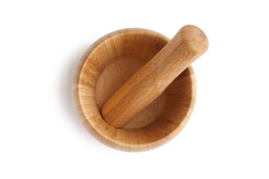 Beyaz zemin üzerinde tokmak olan boş ahşap havan topu