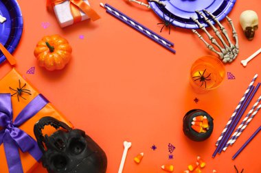 Cadılar Bayramı partisi için dekorasyon, hediye ve sofra takımlarından yapılmış çerçeve renk arka planında