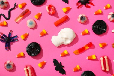 Tatlı reçelli kompozisyon ve Cadılar Bayramı için dekorasyon pembe arka planda