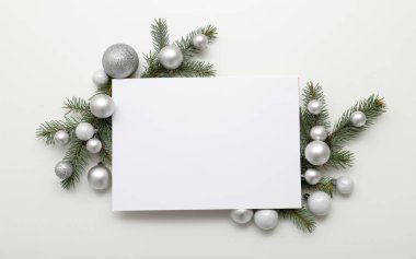 Boş kartlı kompozisyon, güzel Noel baloları ve beyaz arka planda köknar dalları