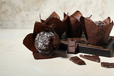 Tahta tahta tahta, beyaz arka planda çikolatalı kekler.