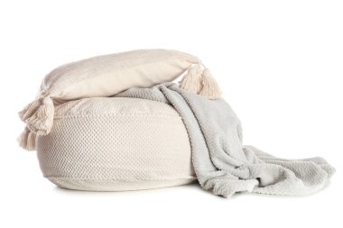 Beyaz arka planda şık pouf, yastık ve yumuşak ekose