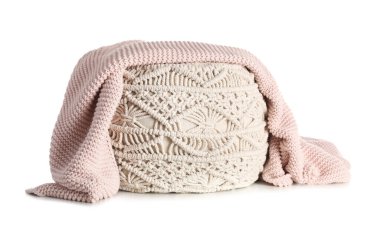 Beyaz arka planda yalıtılmış ekose örülmüş şık pouf