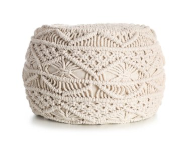 Beyaz arka planda şık örülmüş pouf