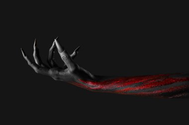 Siyah arka planda pençeleri olan lanet cadı eli. Cadılar Bayramı