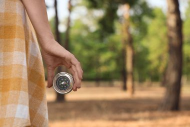 Ormanda pusulası olan kadın gezgin, yakın plan.