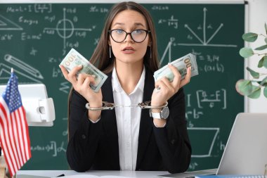 Sınıfta rüşvet vererek kadın öğretmeni kelepçelemek. Yolsuzluk kavramı