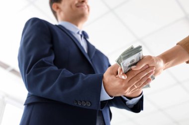 Sınıfta rüşvet alan erkek öğretmen, yakın plan. Yolsuzluk kavramı