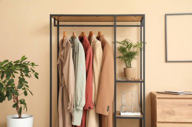 Soyunma odasının iç tarafındaki kıyafetlerle doldur.