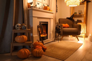 Cadılar Bayramı partisi için şömineli bir oda.