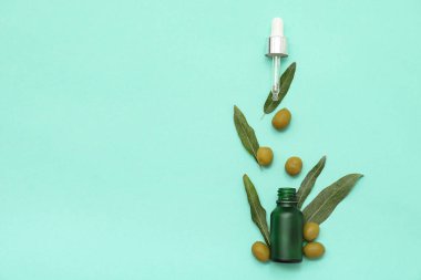 Gerekli yağ, yeşil zeytin ve yapraklarla renklendirilmiş kompozisyon