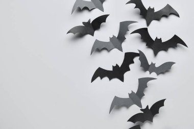 Gri arka planda Cadılar Bayramı partisi için kağıt yarasalar