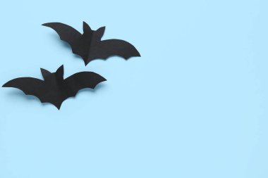 Cadılar Bayramı partisi için siyah kağıt yarasalar mavi arka planda