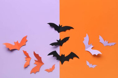 Cadılar Bayramı partisi için renkli arka planda bir sürü kağıt yarasa