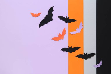 Cadılar Bayramı partisi için renkli arka planda bir sürü kağıt yarasa