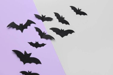 Cadılar Bayramı partisi için renkli arka planda siyah kağıt yarasalar