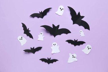 Cadılar Bayramı partisi için kağıt yarasalar ve hayaletler eflatun arka planda