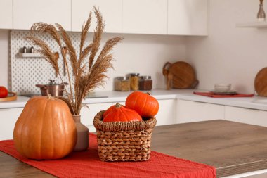 Mutfaktaki masada balkabakları ve otlar. Yakın çekim.