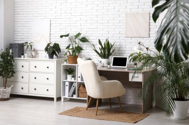 İşyeri, çekmeceler ve yeşil santrallerle birlikte ofis içi