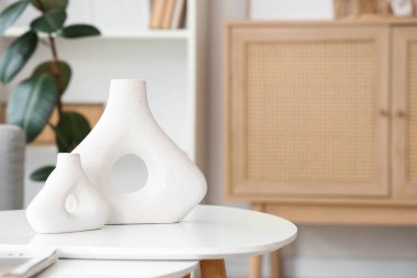 Oturma odasında modern vazoların olduğu sehpa, yakın plan.