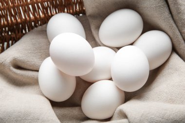 Çiğ tavuk yumurtalı hasır sepet, yakın plan.