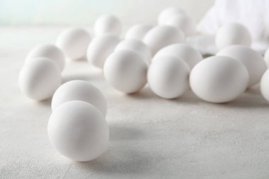 Beyaz arka planda çiğ tavuk yumurtası.