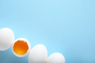 Mavi arka planda çiğ tavuk yumurtası