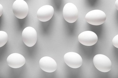 Gri arkaplanda çiğ tavuk yumurtasından yapılmış çerçeve