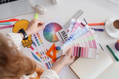Ofiste çalışan renk paletleri olan kadın web tasarımcısı, üst görünüm