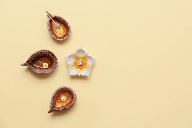 Sarı arka planda Diya lambaları. Divaly kutlaması