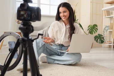 Evde dizüstü bilgisayarı olan kadın blogcu