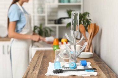 Bebek şişeleri için kuru askı ve mutfak tezgahında temizlik fırçası.