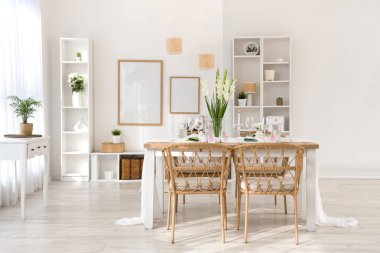 Mutfakta Gladiolus çiçekleri olan şık bir masa.