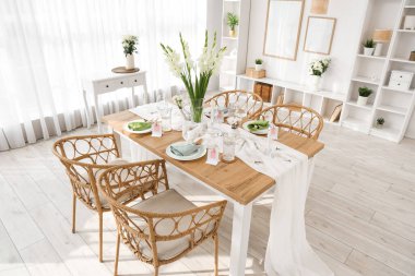 Mutfak penceresinin yanındaki Gladiolus çiçekleri vazosuyla şık masa ayarları