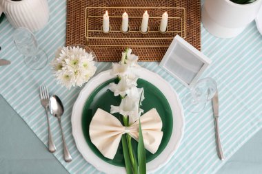 Beyaz Gladiolus çiçekleri ve yanan mumları olan masa ayarı, üst görünüm