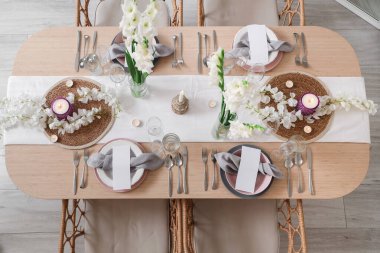 Beyaz Gladiolus çiçekleri ve yanan mumlarla dolu güzel bir masa.