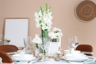 Beyaz Gladiolus çiçekleri olan masa ayarı