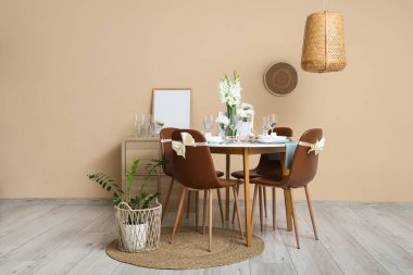 Yemek masası ve beyaz Gladiolus çiçekleriyle dolu bir oda.