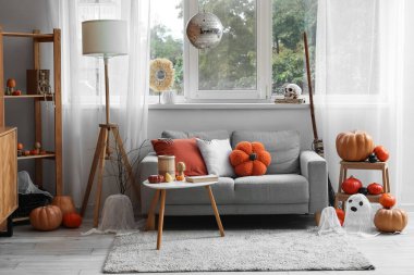 Cadılar Bayramı partisi için dekore edilmiş disko topuyla şık bir oturma odası.