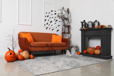 Cadılar Bayramı partisi için süslenmiş kahverengi kanepeli ve disko toplu şık bir oturma odası.