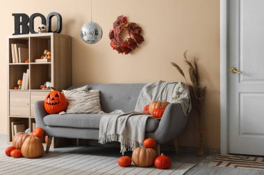 Disko topu ve Cadılar Bayramı partisi için dekore edilmiş yumuşak kanepeli şık bir oturma odası.