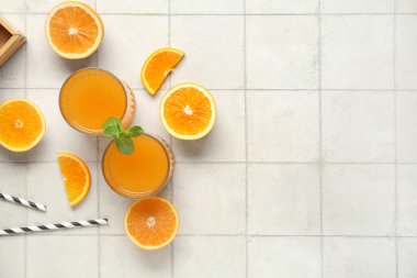 Nane aromalı taze portakal suyu ve beyaz fayanslı meyveler.