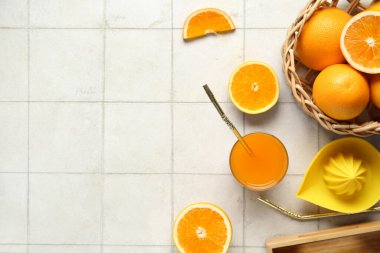 Bir bardak taze portakal suyu ve beyaz fayanslı meyve sepeti.