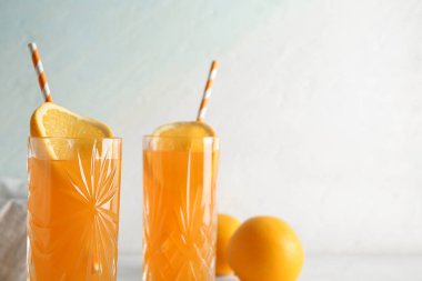 Açık mavi arkaplanda taze portakal suyu bardakları