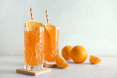 Beyaz masada taze portakal suyu ve meyveler.