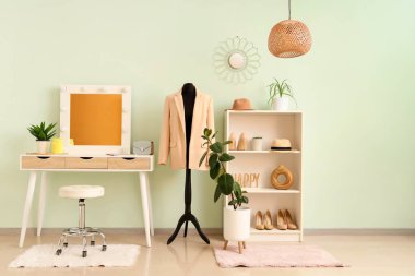 İçinde manken, tuvalet masası ve raf ünitesi olan bir oda.